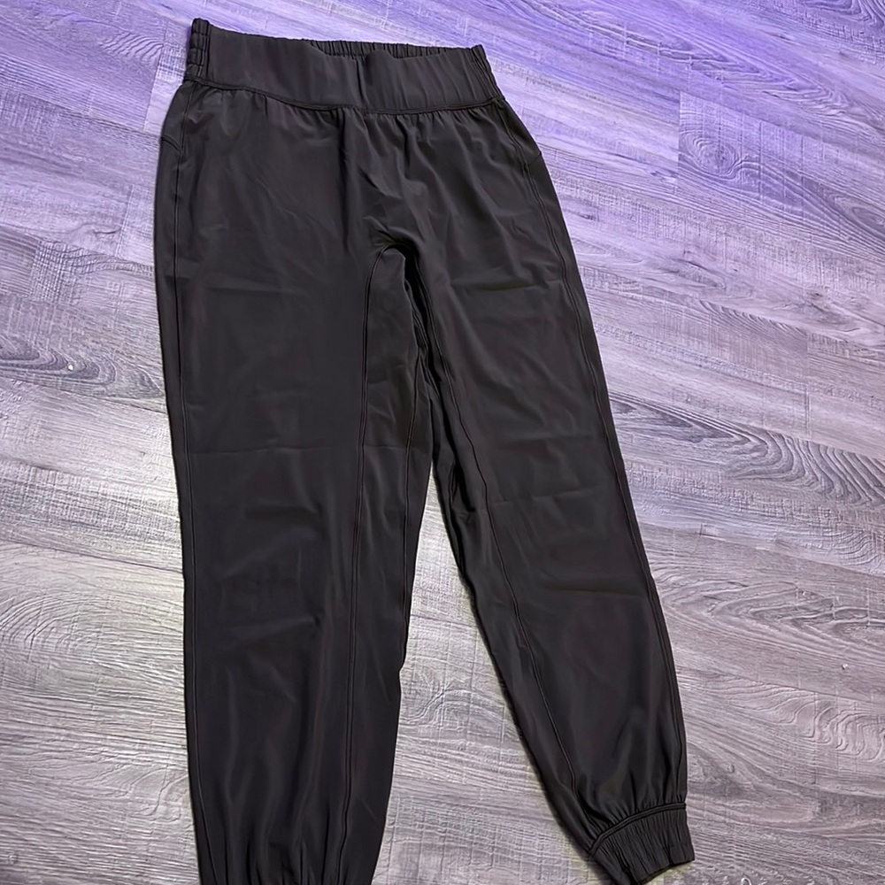 lululemon joggers, size 8
